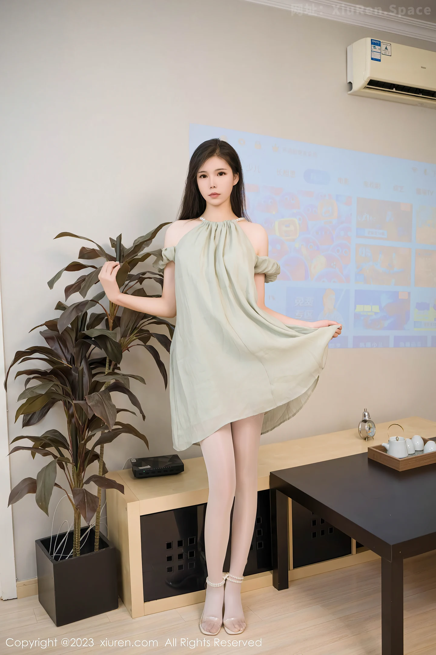 图片[4]-[XiuRen秀人网]VOL.7378 模特雪糕CiCi私房半脱露性感轻透内衣配白丝袜秀美腿诱惑写真66P-秀人网官方网站